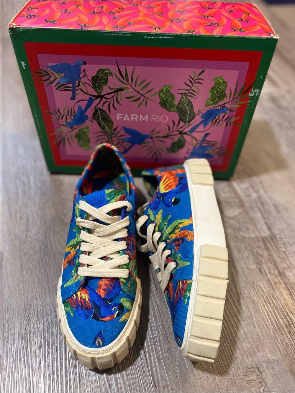 Farm Rio Nordstrom Tropical Parrot Blue Macaw Woman's Sneakers US 8.5
BR 37.5